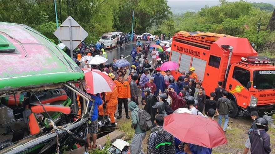 Xe buýt đâm vào vách núi ở Indonesia, 13 người chết, 42 người bị thương