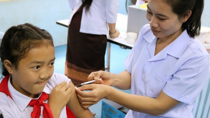 Phần lớn phụ huynh Lào ủng hộ tiêm vaccine ngừa Covid-19 cho trẻ từ 6-11 tuổi