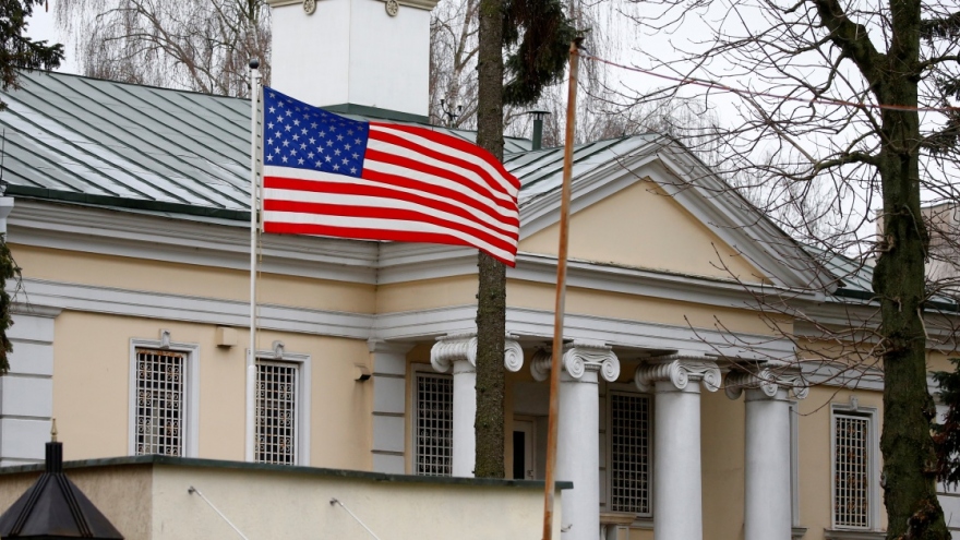 Mỹ đình chỉ hoạt động ĐSQ ở Belarus, cho một số nhân viên sứ quán rời Nga