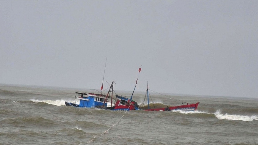 Cứu 6 ngư dân trên tàu cá bị sóng lớn đánh chìm