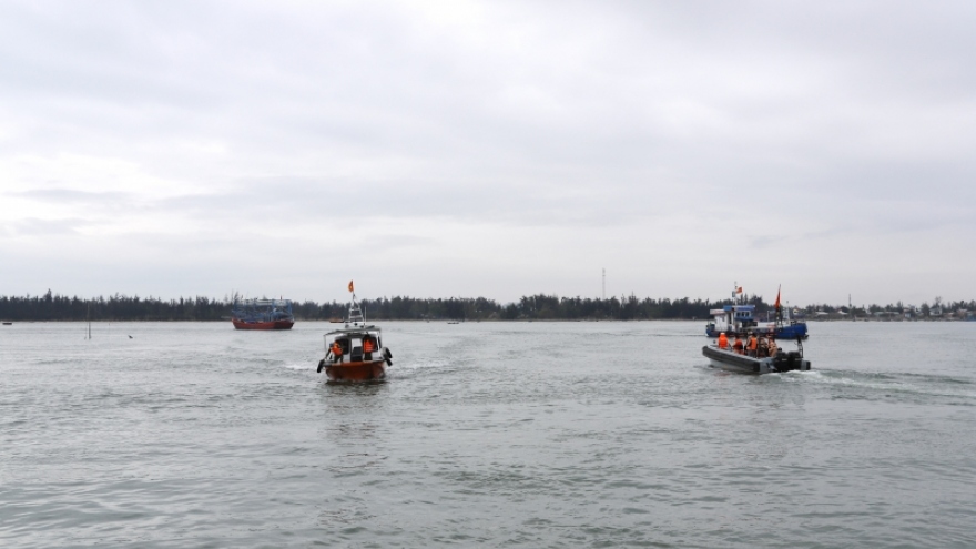 Khẩn trương tìm kiếm 2 nạn nhân còn lại trong vụ chìm tàu tại biển Cửa Đại