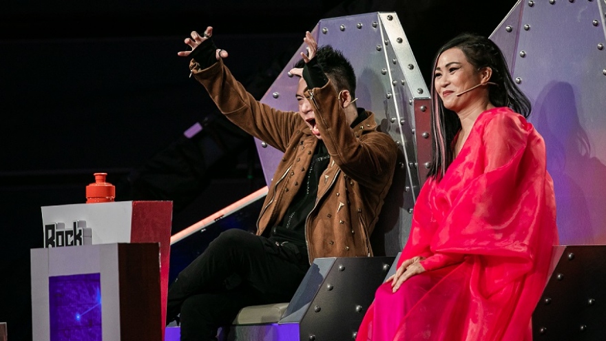 Phương Thanh diện váy dài 10m ngồi "ghế nóng" Rock Việt