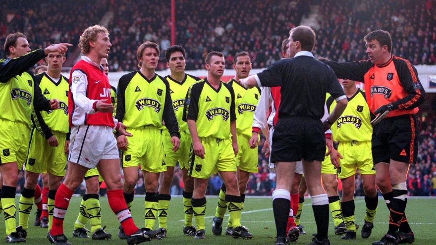 Ngày này năm xưa: Arsenal yêu cầu đá lại dù thắng trận