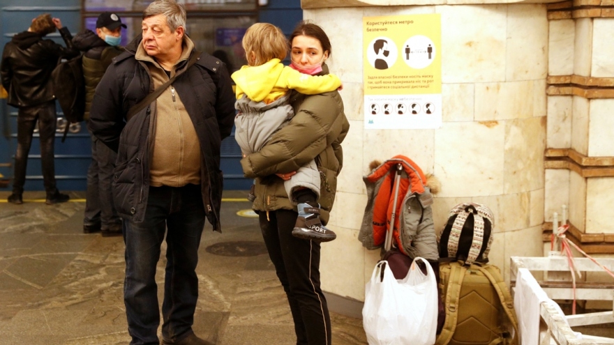 Người dân Ukraine đổ xô đi rút tiền và tích trữ lương thực, trú ẩn ở ga tàu điện ngầm