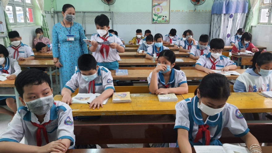 Trẻ 5 tuổi ở Bạc Liêu đến trường học trực tiếp
