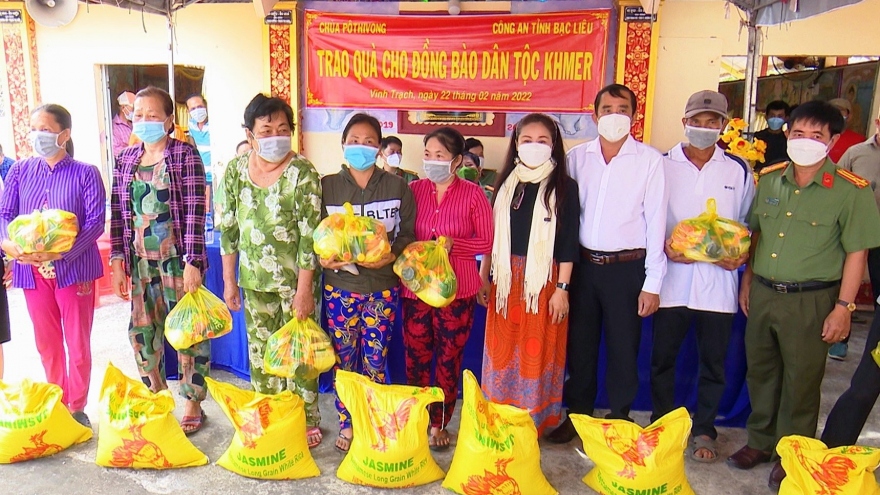 Công an tỉnh Bạc Liêu tặng 400 phần quà cho đồng bào dân tộc Khmer