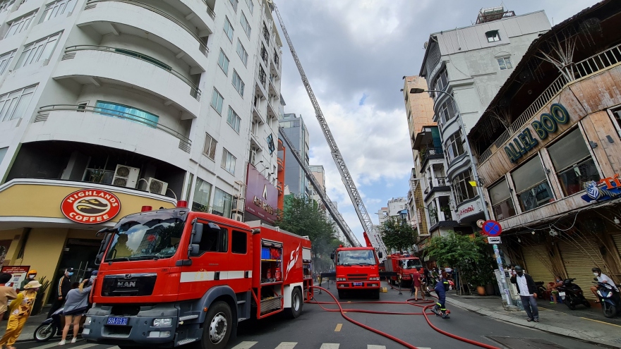 Kịp thời cứu 3 người mắc kẹt trong đám cháy tại một khách sạn ở TP.HCM