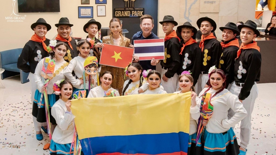 Hoa hậu Thùy Tiên đội tóc giả sang Colombia công tác cùng Chủ tịch Miss Grand