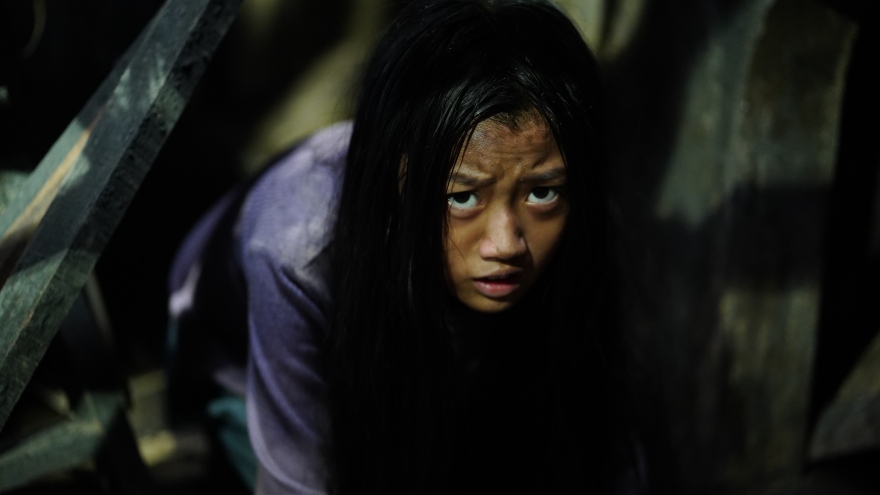 Diệu Nhi trầy da tróc vảy, Quang Tuấn ôm con gái khóc đỏ mắt trong "Bóng đè"