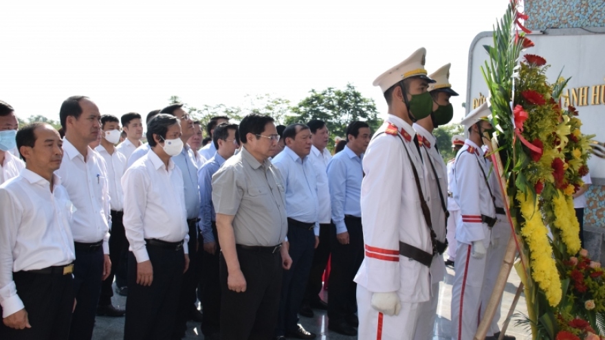 Thủ tướng viếng Nghĩa trang Liệt sỹ tỉnh Quảng Nam