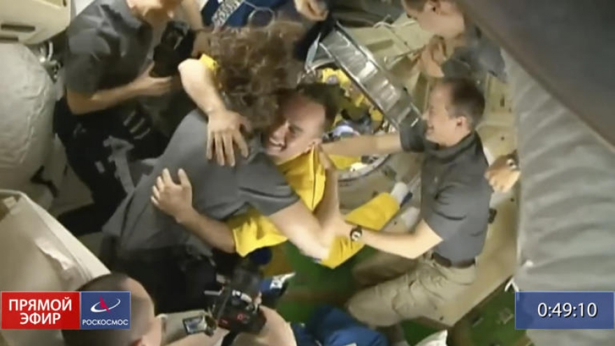 Khoảnh khắc vỡ òa khi các nhà du hành Nga cập bến ISS an toàn