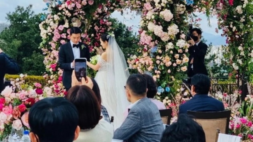 Khoảnh khắc trao nhẫn của cặp đôi Hyun Bin - Son Ye Jin trong đám cưới