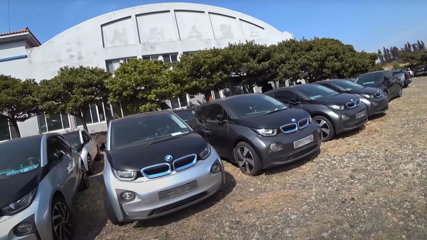 Hàng chục chiếc BMW i3 bị vứt hư hỏng không thương tiếc