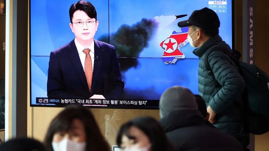 Nhật Bản chính thức xem xét gia tăng trừng phạt Triều Tiên do thử tên lửa đạn đạo