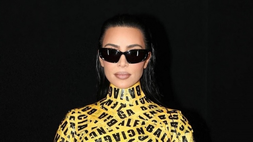 Kim Kardashian quấn băng dính khắp người đến dự show thời trang