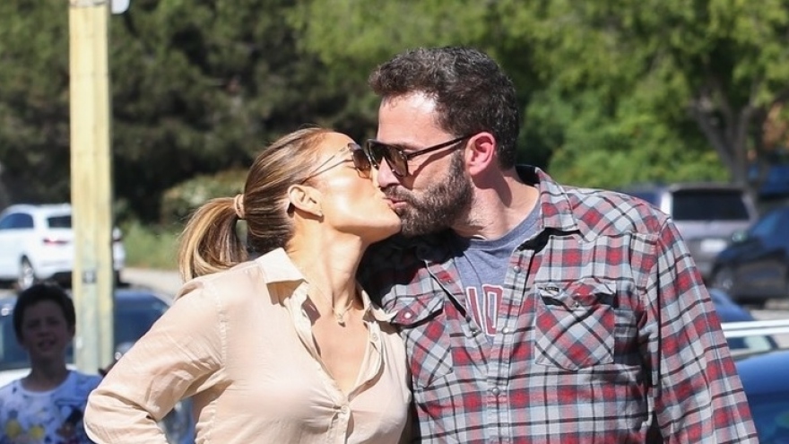 Jennifer Lopez và tình trẻ hôn nhau ngọt ngào trên phố
