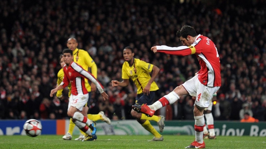 Ngày này năm xưa: Sao Arsenal gãy chân vẫn ghi bàn