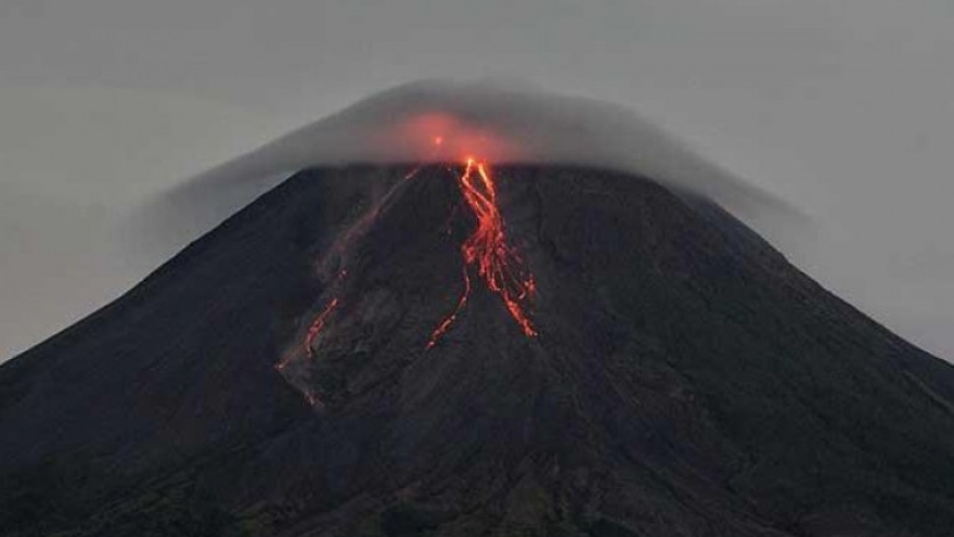 Núi lửa Merapi ở Indonesia phun trào mây nóng xa 5 km khiến người dân phải sơ tán