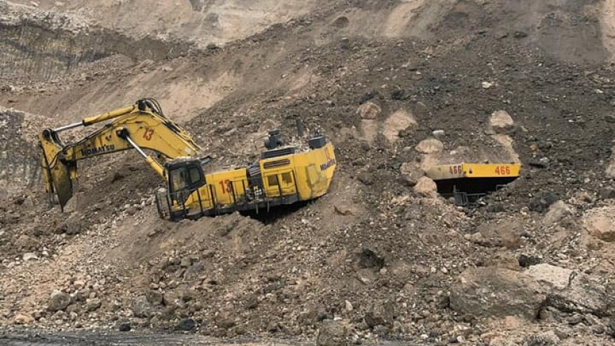 Quảng Ninh: Sạt tầng mỏ than Cọc Sáu, vùi lấp phương tiện bốc xúc cỡ lớn