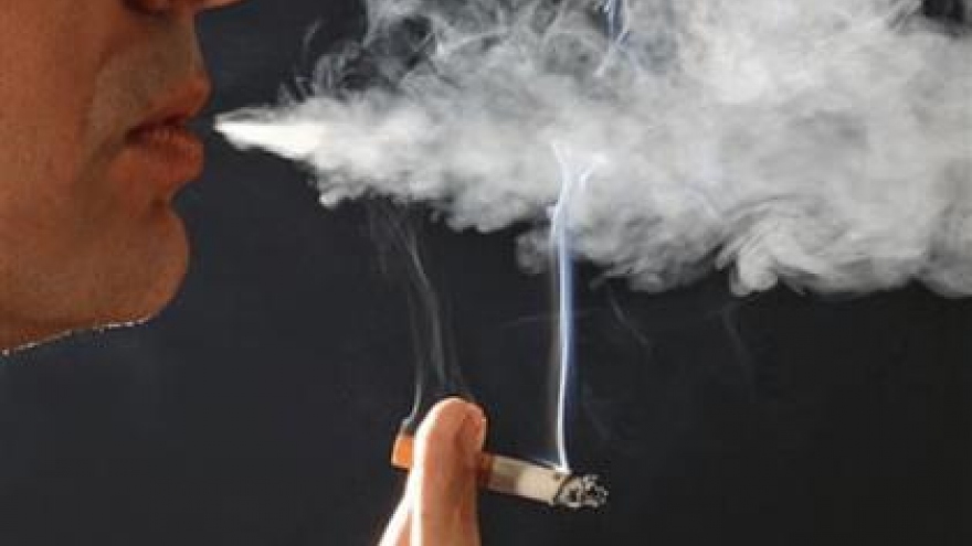 Hút thuốc lá thường xuyên làm tăng 48% nguy cơ mắc Covid-19 nặng