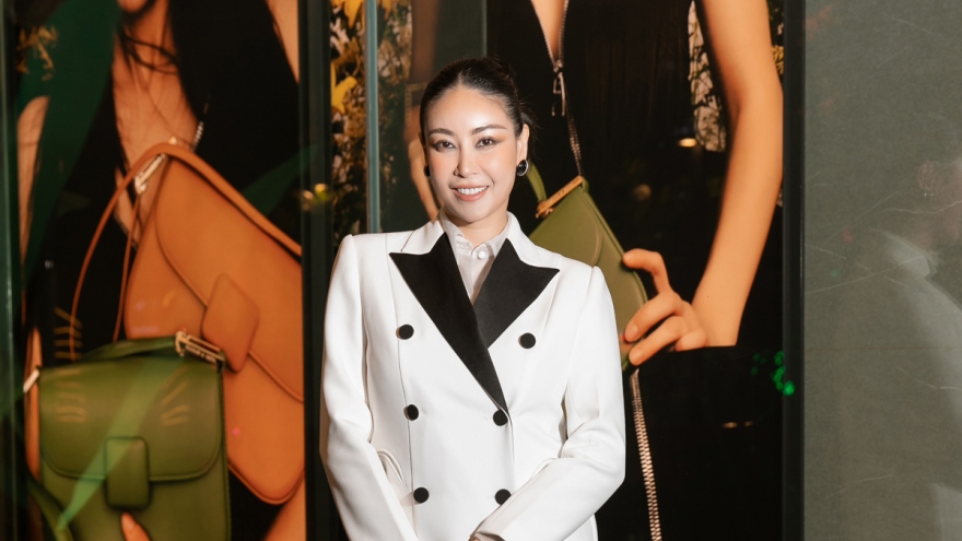 "Đụng suit" với Hoa hậu Thuỳ Tiên, Hà Kiều Anh trẻ trung không thua kém đàn em