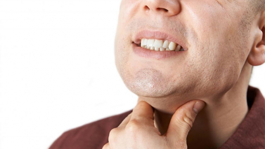 Cách giúp giảm đau họng khi mắc COVID-19