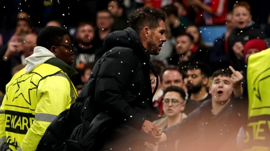 MU thua Atletico Madrid, cổ động viên Quỷ đỏ “trút giận” lên HLV Simeone