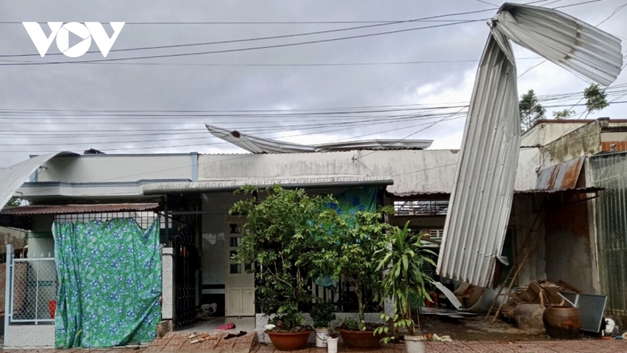 Giông sét ở Sơn La làm 2 người thương vong, hàng chục căn nhà bị tốc mái