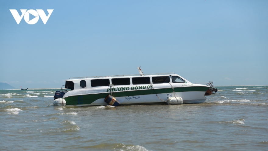Biên phòng Quảng Nam cho tàu chở khách ra Cửa Đại, bất chấp cảnh báo thời tiết nguy hiểm?