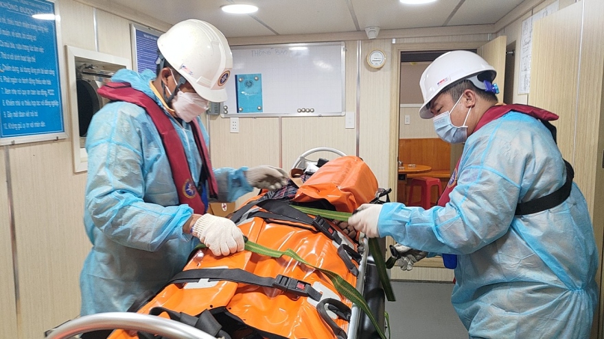 Ứng cứu thành công thuyền viên nước ngoài bị nạn trên biển