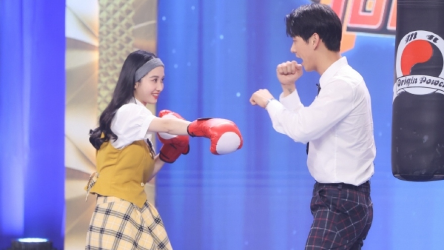 Vừa tình tứ, Jun Vũ đã thẳng tay đấm "trai đẹp" Song Luân khi tập boxing