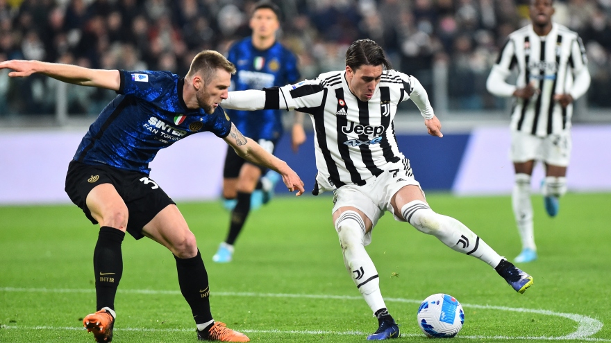 Thắng trận derby d'Italia đầy tranh cãi trước Juventus, Inter trở lại đua vô địch Serie A