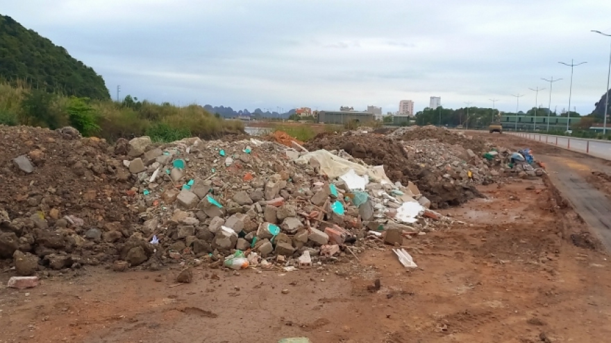 Xử lý hàng nghìn khối rác thải rắn đổ trộm dọc đường ven biển Hạ Long