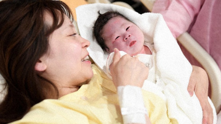Nhật Bản chi trả bảo hiểm y tế cho điều trị hiếm muộn để khuyến khích sinh đẻ