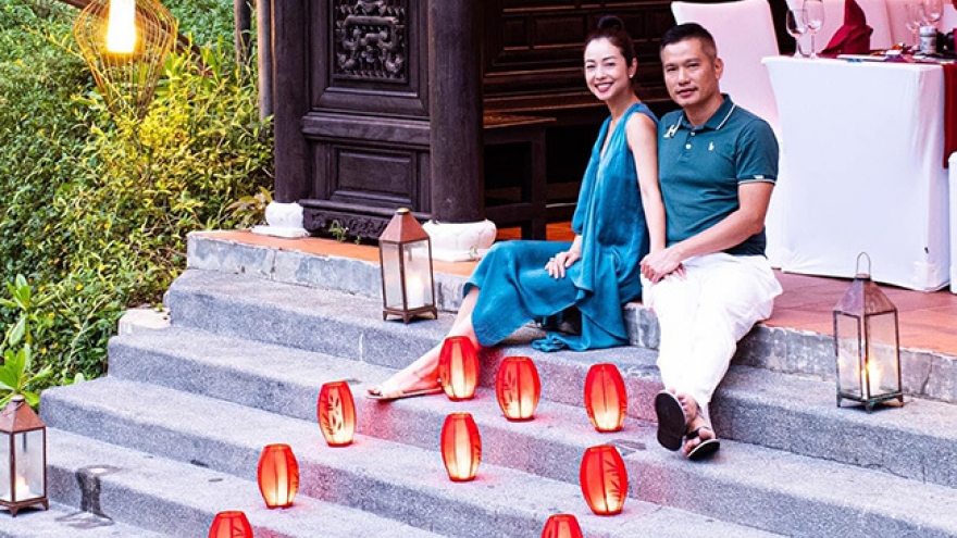 Chuyện showbiz: Hoa hậu Jennifer Phạm tình tứ bên ông xã sau 10 năm kết hôn