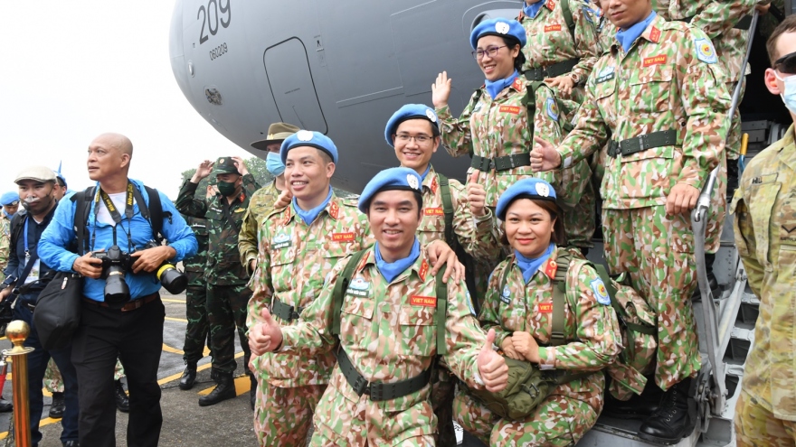Lính "mũ nồi xanh" Việt Nam hát vang "Nối vòng tay lớn" lên đường sang châu Phi