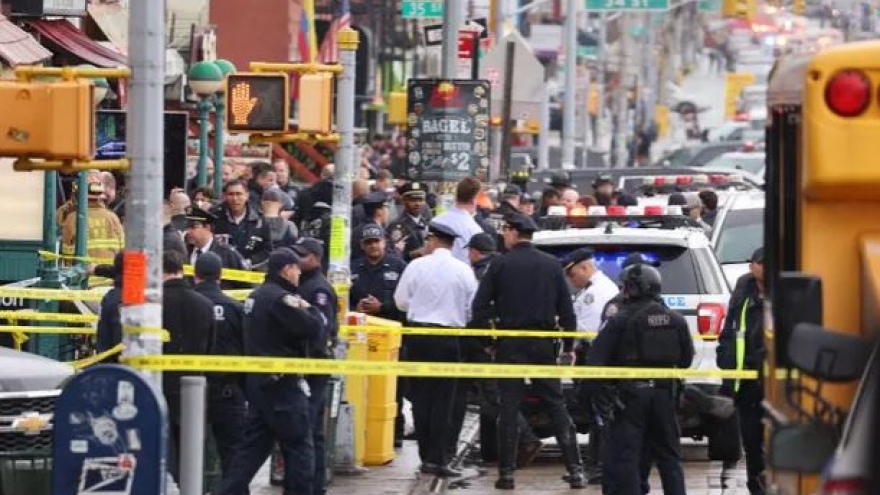 Xả súng khiến ít nhất 13 người bị thương tại ga tàu điện ngầm ở New York (Mỹ)