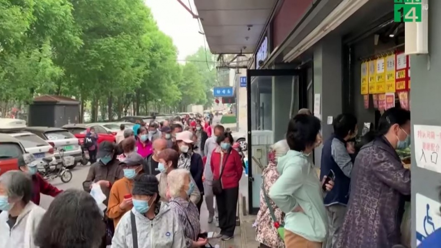 Cận cảnh người dân đổ xô mua sắm tích trữ ở Bắc Kinh