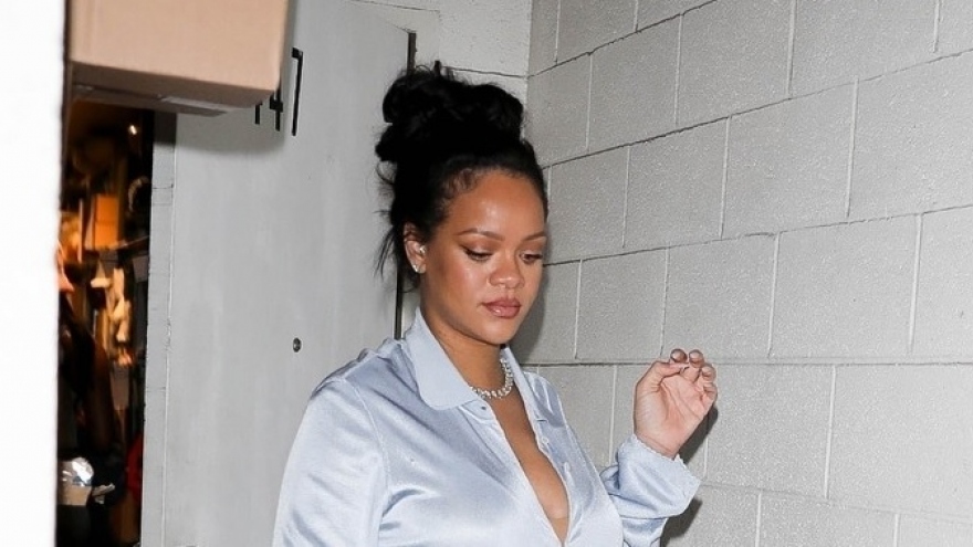 Tỷ phú Rihanna "ôm" bụng bầu đi chơi đêm cùng bạn bè trước thềm sinh nở