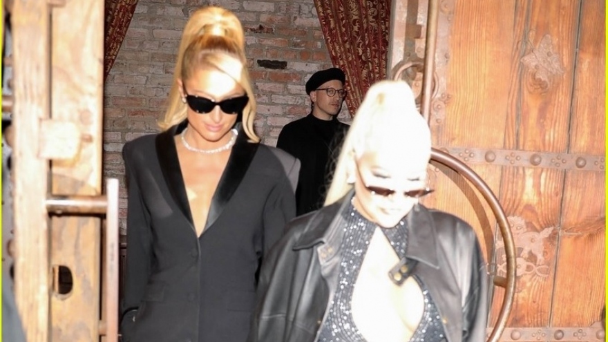 Paris Hilton gợi cảm đi ăn tối cùng bạn thân Christina Aguilera