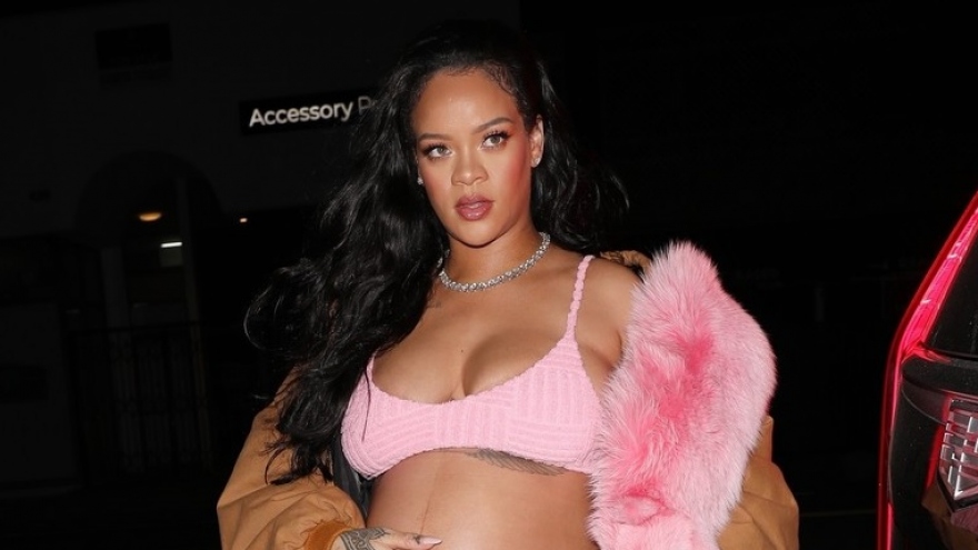 "Mẹ bầu" Rihanna diện nội y nóng bỏng đến dự tiệc sinh nhật bạn thân