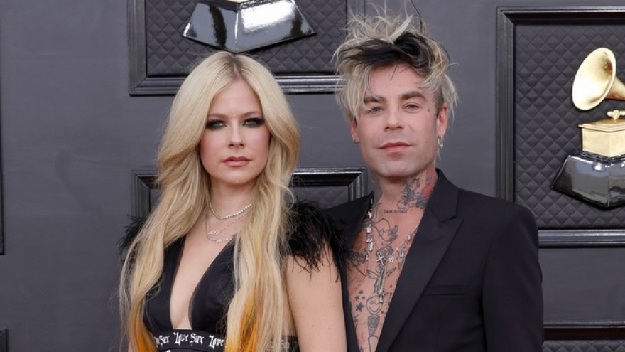 Ca sĩ Avril Lavigne gợi cảm sánh đôi bên tình trẻ tại Lễ trao giải Grammy 2022