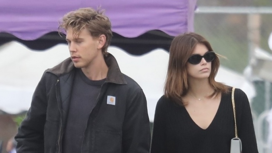 Mẫu 9X Kaia Gerber để mặt mộc xinh đẹp đi chợ nông sản cùng bạn trai