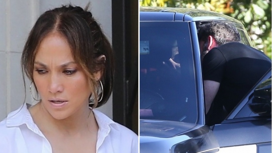 Jennifer Lopez và tình trẻ "khóa môi" ngọt ngào trên xe hơi