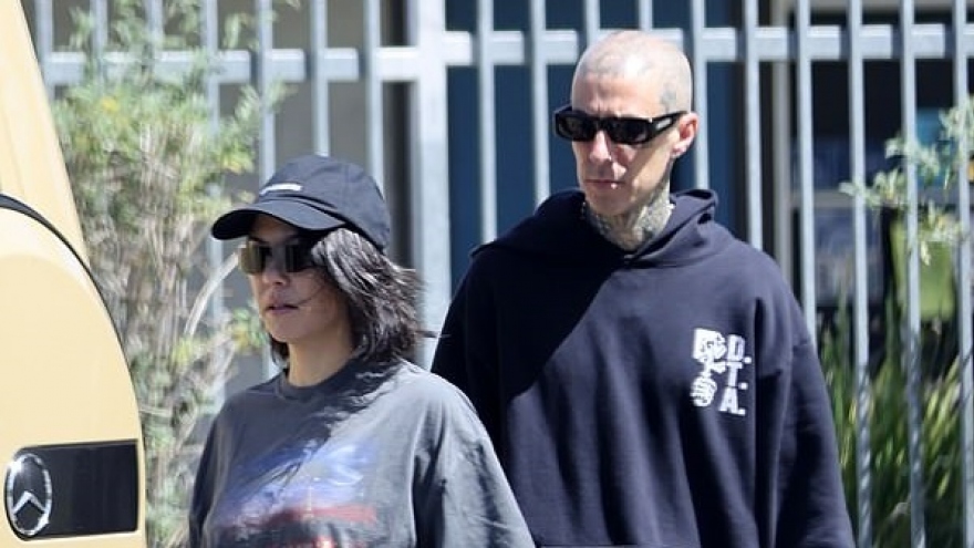 Kourtney Kardashian để mặt mộc, mặc đồ xuề xòa đi chơi cùng tình trẻ