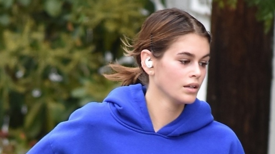 Mẫu 9X Kaia Gerber xinh đẹp "đốn tim" fans khi chạy bộ giữ dáng trên phố