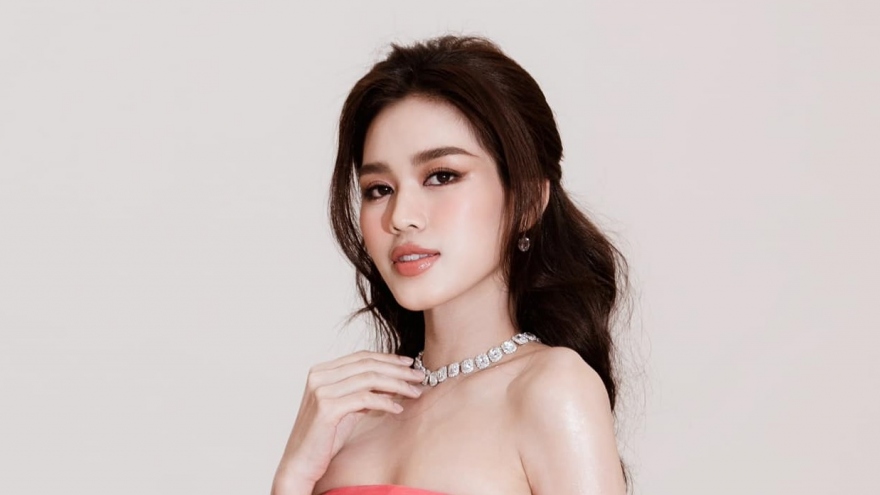 Hoa hậu Đỗ Thị Hà khoe vai trần quyến rũ với đầm nơ bản to lạ mắt