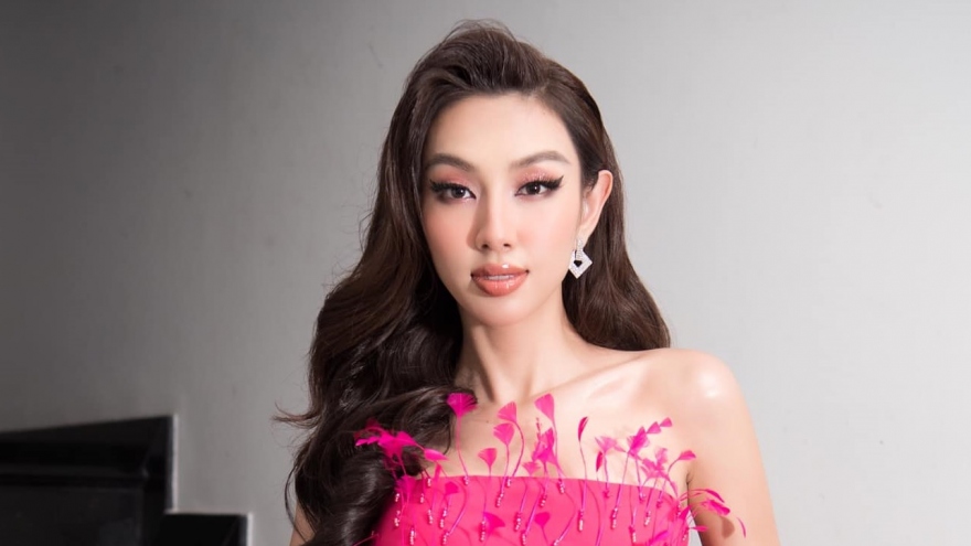 Hoa hậu Thùy Tiên khoe trọn đường cong nóng bỏng với đầm bó hồng rực