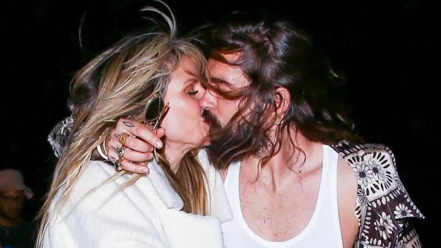 Siêu mẫu Heidi Klum và chồng trẻ diện đồ đồng điệu, "khóa môi" ngọt ngào tại sự kiện