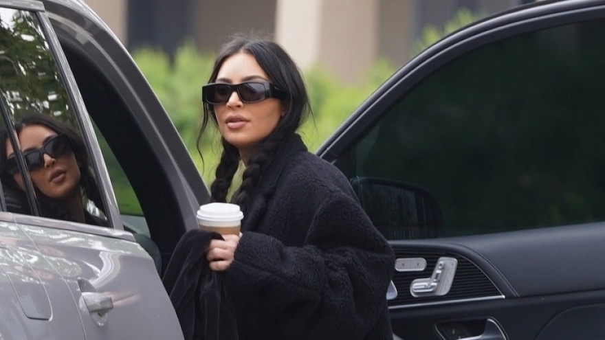 Kim Kardashian tết tóc hai bên trẻ trung đến xem con trai đá bóng